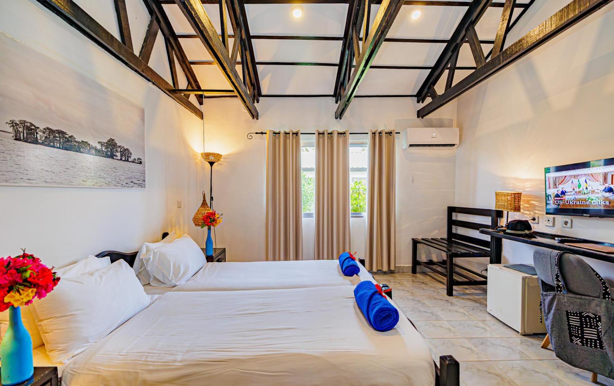 Sunset Beach Hotel Kotu Exterior photo